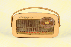Ein altmodischer cremefarbener Nordmende Clipper DAB+/FM-Radio, der auf einem Tisch steht.