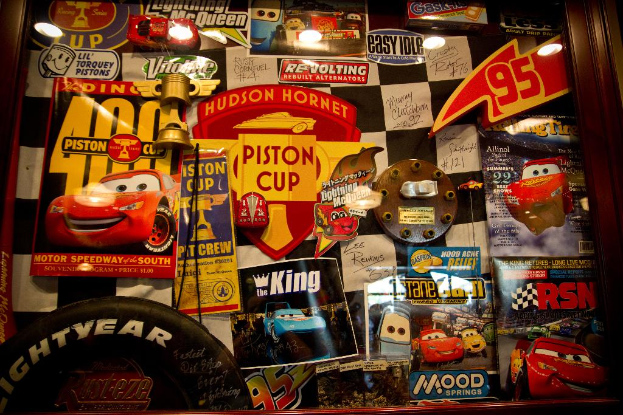 Eine Sammlung von Beitr√§gen, Spielzeugen und verschiedenen Gegenst√§nden, alle beleuchtet von Lichtern.