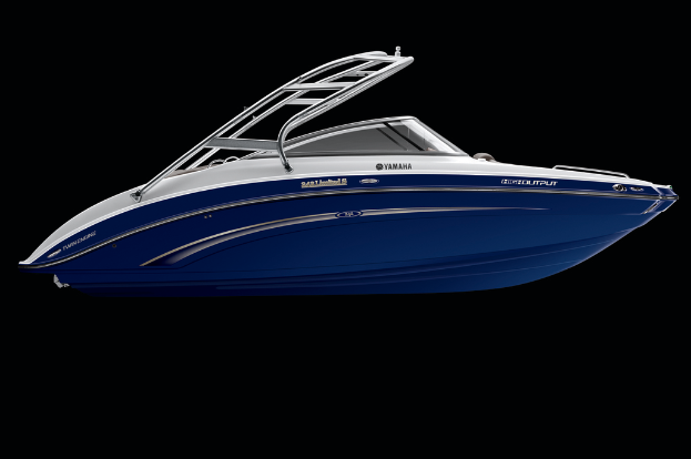 Ein Boot auf ruhigem Wasser.