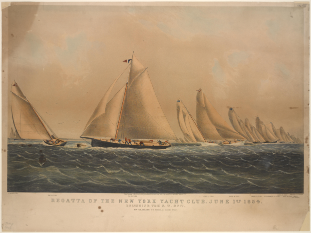 Eine Regatta des New York Yacht Clubs mit mehreren Booten auf dem Wasser, Menschen an Bord und Text auf einem Papier im Vordergrund.