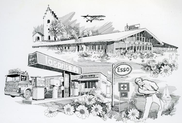 Eine Schwarz-Weiß-Zeichnung namens 'Tankstelle' aus dem Jahr 1969, die einen Mann vor einer Tankstelle zeigt, umgeben von Pflanzen mit Blumen, einem Fahrzeug, einem Gebäude, Bäumen und einem Flugzeug am Himmel.