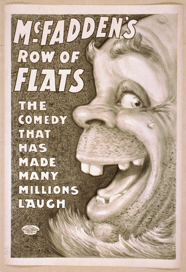 Plakat einer lachenden Person mit wilden Haaren, breitem Grinsen und weit aufgerissenen Augen auf einem hellgelben Hintergrund, mit dem Text "McFadden's Row of Flats: The Comedy That Has Made Many Millions Laugh."