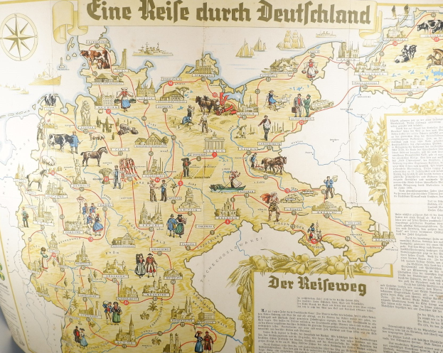 Ein großes, detailliertes Deutschland-Karte im Museum mit Text und Bildern für einen umfassenden Überblick über das Land.