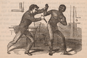 Zwei Männer kämpfen, einer hält ein Messer, mit Stühlen und einem Tisch im Hintergrund und Text am unteren Bildrand.