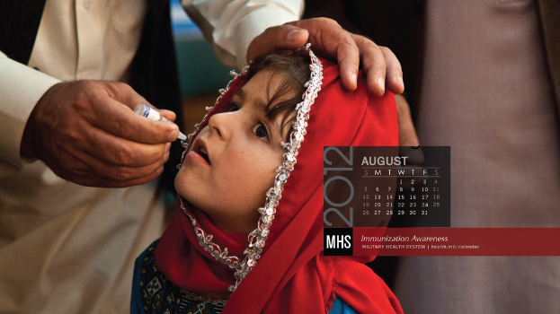 Eine Gruppe von Menschen, die steht, einer hält eine Impfstoffflasche, mit einem Kalender und Text im Hintergrund.