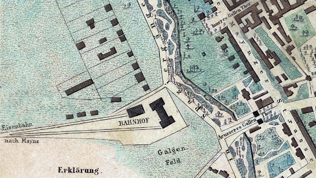 Ein detaillierter alter Stadtplan von Berlin, Deutschland, der Straßen, Gebäude, Sehenswürdigkeiten und Text zeigt, der den Standort des Bahnhofs angibt.