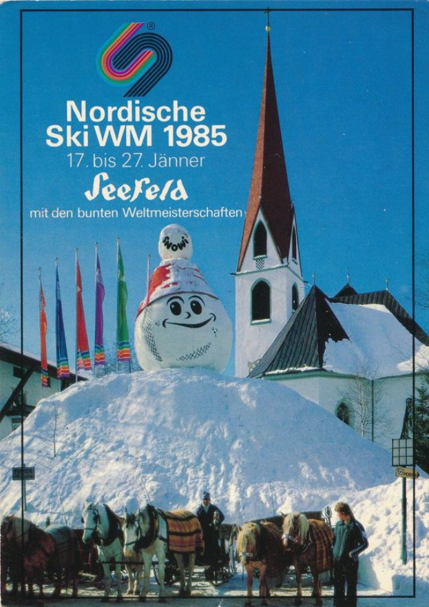 Ein Plakat der Nordischen Skiweltmeisterschaften 1985 in Seefeld, Schweiz, das eine schneebedeckte Landschaft mit Menschen, Pferden, Stangen, Fahnen, Gebäuden, Bäumen und Himmel sowie Text über das Ereignis zeigt.