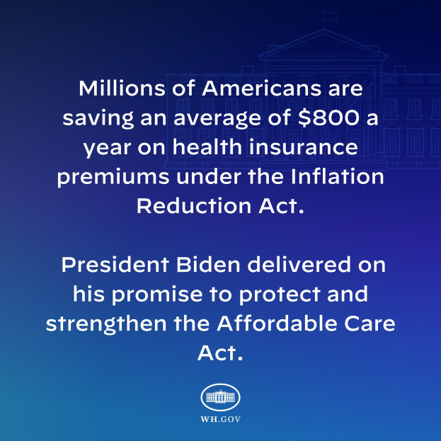 Blauer Hintergrund mit weißer Schrift, die besagt "Millionen von Amerikanern sparen durchschnittlich 800 USD im Jahr auf Gesundheitversicherungsprämien unter dem Inflation Reduction Act" und ein Logo in der Mitte.