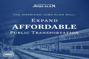 Ein Plakat mit einem Zug auf Schienen mit einigen Menschen in der Nähe, der Text lautet "The American Jobs Plan Will Expand Affordable Public Transportation."