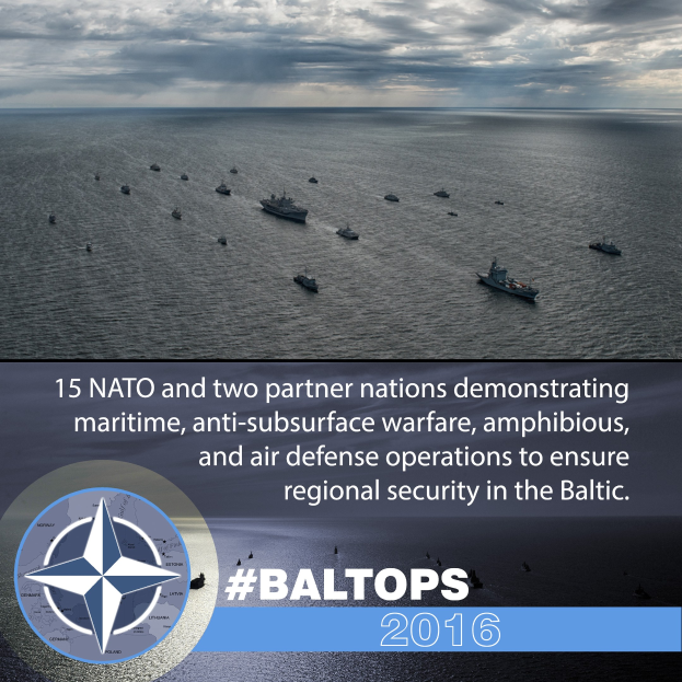 Gruppe von Schiffen auf dem Wasser mit bewölktem Himmel, Text und Logo unten, das "15 NATO und zwei Partnerländer bei der Demonstration maritimer, anti-unterseeischer Kriegsführung, Amphibien- und Luftverteidigung operationen zeigt, um die regionale Sicherheit im Baltikum zu gewährleisten".