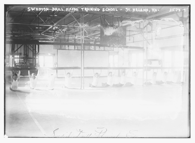 Schwarzes und weißes Foto einer Gruppe von Menschen, die Gymnastik in einem Gym mit Stangen, Stäben, Fenstern und einer Wand im Hintergrund machen, mit Text oben und unten.