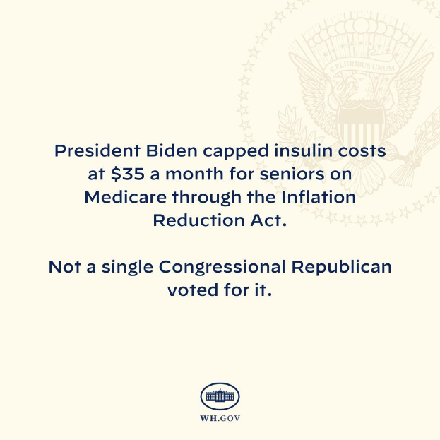 Plakat mit Text, der besagt: "Präsident Biden beschränkte die Insulin-Kosten auf 35 Dollar pro Monat für Senioren mit Medicare durch das Inflation Reduction Act" und einem begleitenden Logo.