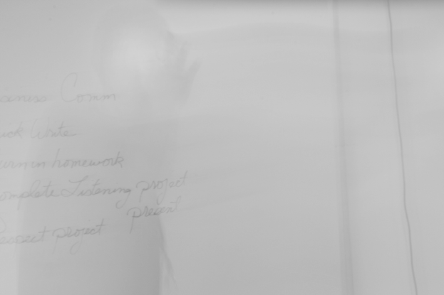 Ein Blatt Papier mit einer Schrift darauf.