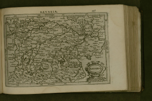 Ein aufgeschlagenes Buch mit einer detaillierten Karte von Bayern, auf der St├Ądte und Ortschaften beschriftet sind, begleitet von beschreibendem Text.