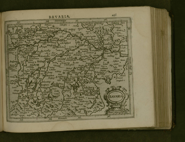 Ein aufgeschlagenes Buch mit einer detaillierten Karte von Bayern, auf der St├Ądte und Ortschaften beschriftet sind, begleitet von beschreibendem Text.