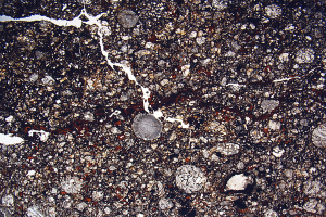 Nahaufnahme einer schmutzigen, zerklüfteten Straße mit einer rauen, unebenen Oberfläche.