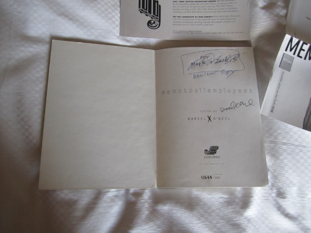 Papiere sind über eine Oberfläche verstreut.