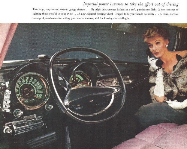 Ein Magazinartikel, der das Innere eines Autos mit einem Mädchen auf der rechten Seite zeigt, das am Telefon spricht, einem Lenkrad und Tacho in der Mitte und einem Instrumentencluster auf der linken Seite.