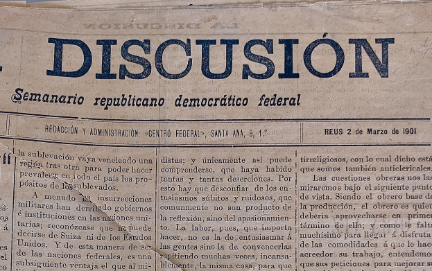 Gelblicher Zeitungsausschnitt mit schwarzer Tinte, Überschrift "Semanario Repúblicano Democrático Federal", mit dem Wort "Diskussion" und leichten Knicken.