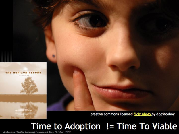 Ein junger Junge mit der Hand am Kinn schaut konzentriert auf ein Plakat mit der Aufschrift "Zeit zur Adoption = Zeit zur Lebensfähigkeit", sieht nachdenklich aus.