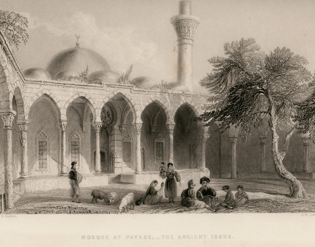 Eine Moschee in Payass mit Menschen, die auf dem Boden sitzen, umgeben von Bäumen, mit Text am unteren Bildrand.