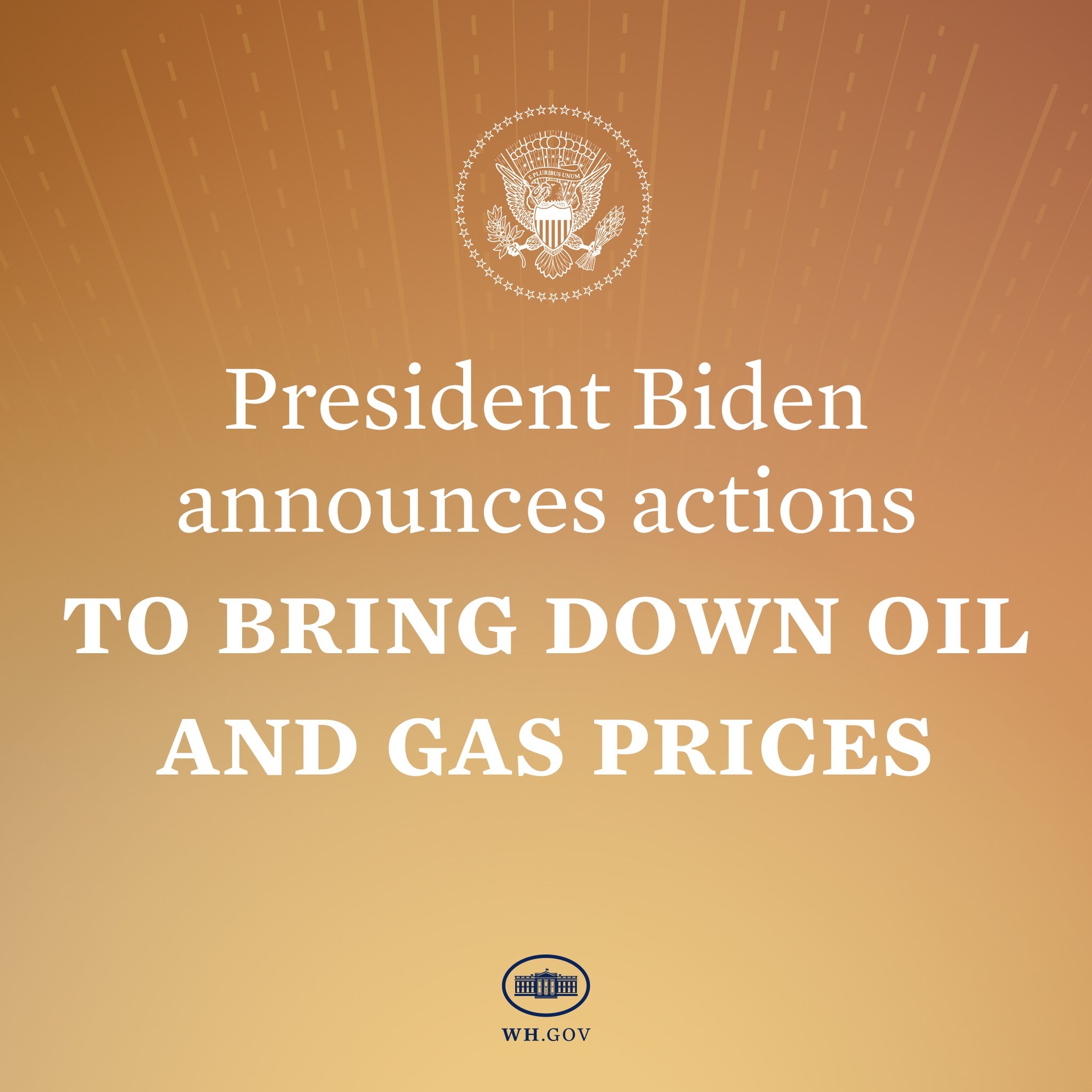 Präsident Biden an einem Rednerpult bei der Ankündigung von Maßnahmen zur Verringerung von Öl- und Gaspreisen, mit einem Plakat mit Logo und Text dahinter.