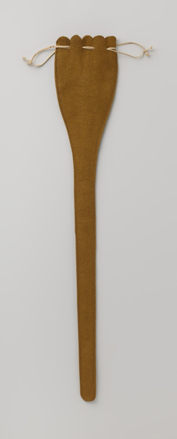 Braune Lederpeitsche mit gezacktem Rand, gebogener Griff mit Schlaufe und kunstvoller Naht auf weißem Hintergrund.