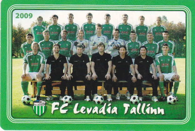 Ein Plakat der FC Levadia Tallinn-Mannschaft mit einer Gruppe von Menschen im Vordergrund, Fußballbällen auf dem Boden, Bäumen und einem klaren blauen Himmel im Hintergrund sowie Text mit einem Logo unten.