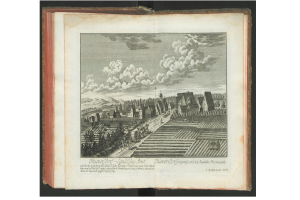 Ein offenes Buch mit dem Titel "Landschaft des Rhein-Westerwalds" aus dem Jahr 1805, das eine Zeichnung eines Dorfes mit Häusern, Bäumen, Hügeln und Wolken am Himmel zeigt.