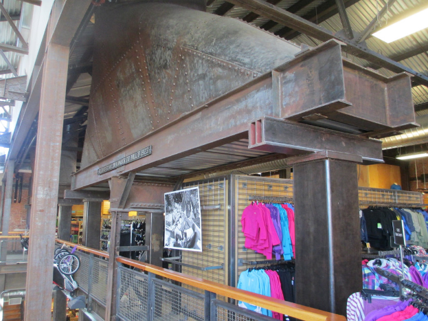 Eine Szene mit verschiedenen Gegenständen, darunter Kleidung, Lampen, Metallstangen, Karren und einem Zaun.