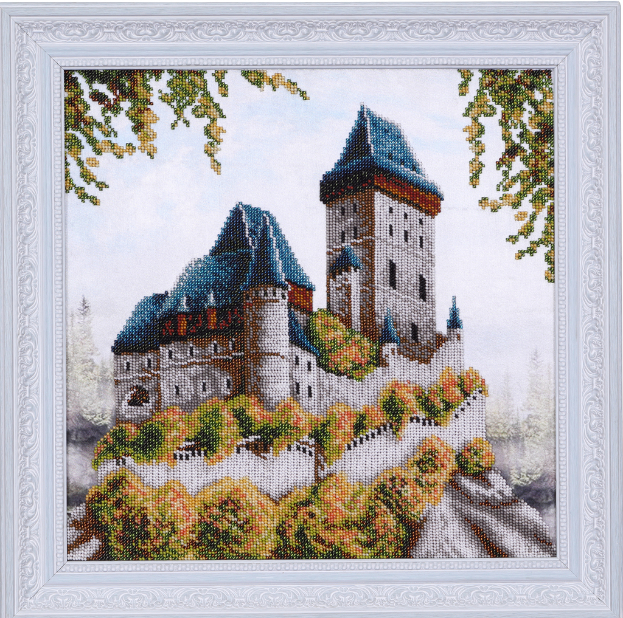 Ein Holzständerwerk steht auf einer Baustelle.