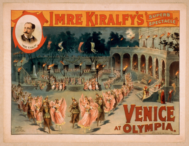 Plakat für Imre Kiralfys Super-Spektakel in Venedig, das kostümierte Künstler vor einem gebogenen und säulengestützten Gebäude mit Laternenmasten und Bäumen im Hintergrund zeigt.