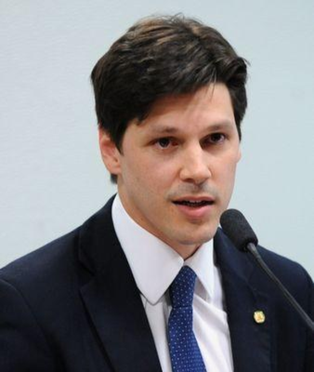 Ein Mann im Anzug und Krawatte spricht in ein Mikrofon, wahrscheinlich zur Ankündigung eines vom Staat genehmigten Gesetzes zur Internet-Sperre.