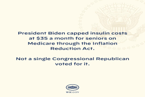 Plakat mit Logo und Text, der besagt "Präsident Biden beschränkte die Kosten für Insulin auf 35 Dollar pro Monat für Senioren mit Medicare durch das Inflation Reduction Act."