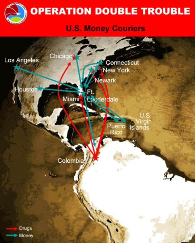 Plakat mit der Überschrift "Operation Double Trouble: US-Geldkurier" mit einer Karte der USA, die in zwei Abschnitte unterteilt ist, einen für die Routen der Geldkurier und einen für die Standorte der Geldtransportunternehmen, mit fetter schwarzer Schrift auf weißem Hintergrund.