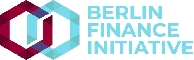 Logo der Berliner Finanzinitiative mit einem blauen Kreis mit weißer Umrandung und einem weißen 'B' in der Mitte, umgeben von einem weißen Ring mit einem blau-weißen Karomuster, alles auf einem weißen Hintergrund mit der schwarzen Schrift 'Berlin Finance Initiative'.