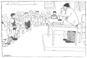 Ein Mann sitzt an einem Schreibtisch mit Büchern und Gegenständen vor einer Gruppe von Kindern, mit Papieren an der Wand hinter ihm, trägt Schuhe als Lehrer.