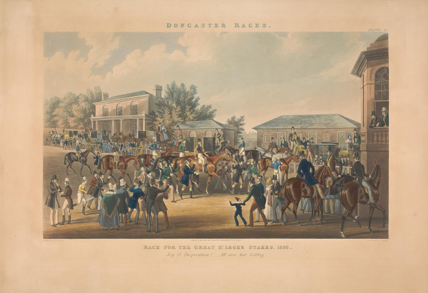 Eine Gruppe von Menschen, die auf Pferden vor einem Gebäude reitet, mit Bäumen und Wolken im Hintergrund und einem Text am unteren Rand, der "Doncaster Races, Race for the Great Stakes, 1839" lautet.