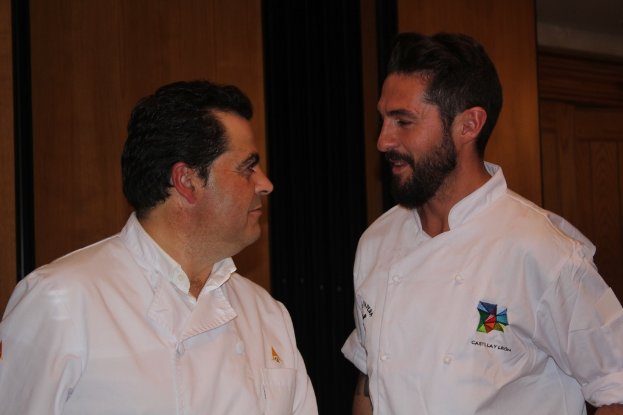 Zwei Personen unterhalten sich.