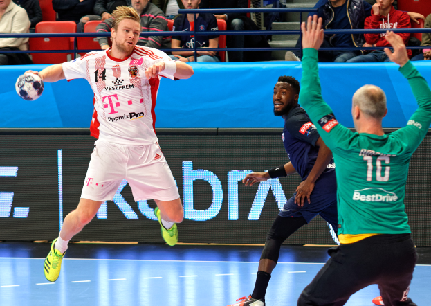 Eine Gruppe von Männern, die auf einem Platz Handball spielen, mit einem Ball in der Mitte der Aktion und Zuschauern im Hintergrund bei der Futsal-Weltmeisterschaft 2019, die Bayern Munich gegen Paris Saint-Germain schauen.