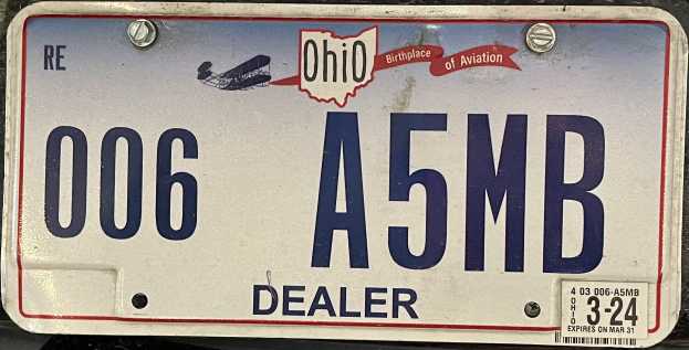 Rückseite eines Autos mit einem Nummernschild, das alphanumerische Zeichen anzeigt.