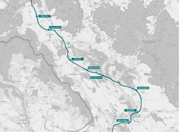 Eine Stadtkarte mit einer blauen Linie, die die Route eines Fahrradwegs markiert, einschließlich Start- und Endpunkten, die durch Text angegeben sind.