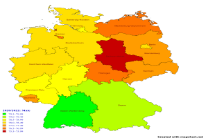 Eine Deutschlandkarte mit farblich kodierten Regionen, die den prozentualen Anteil der Bevölkerung in jedem Gebiet darstellen, begleitet von erklärendem Text auf der linken Seite.