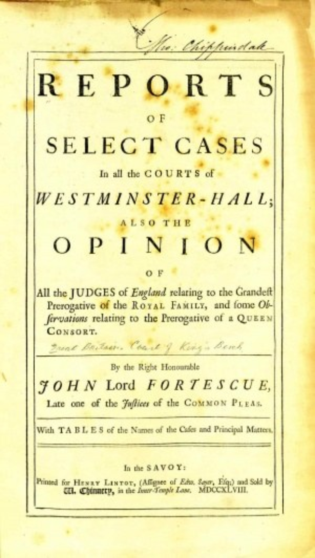 Ein altes Buch mit dem Titel 'Berichte über ausgewählte Fälle in den Gerichten von Westminster-Hall sowie die Meinung von John Lord Fortescue' ist aufgeschlagen und zeigt eine Seite mit schwarzem Text.