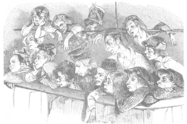 Eine Schwarz-Weiß-Zeichnung einer aufgewühlten Menge im Gerichtssaal mit einer Absperrung im Vordergrund und Text unten.