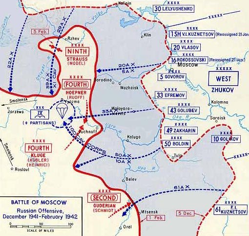 Plakat, das eine Karte der Schlacht von Moskau (Dezember 1941 - Februar 1942) mit Textbeschreibungen zeigt.