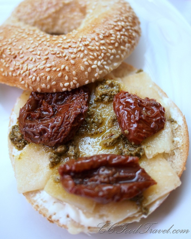 Nahaufnahme eines Burgers mit sichtbaren Schichten von Zutaten.