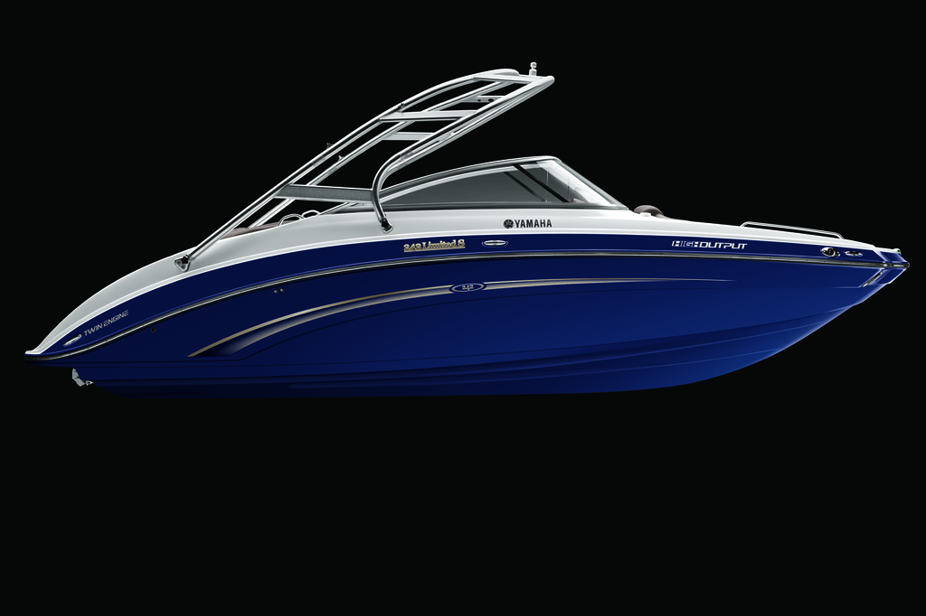 Ein einzelnes Boot auf ruhigem Wasser treibend.