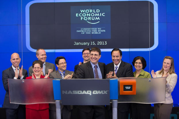 Ein Podium, das von Seilen gehalten wird und hinter dem Menschen mit einem Lächeln zu sehen sind, sowie ein Hintergrundbild mit Text und Zahlen.