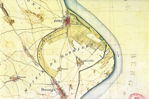Der Eingang zu einer kinderfreundlichen Schule zählt einen Bogen und ein Tor in der Mitte, zwei Unterstände auf beiden Seiten und eine Straße unten, mit Bäumen und Pflanzen im Hintergrund, die eine friedliche Atmosphäre schaffen.